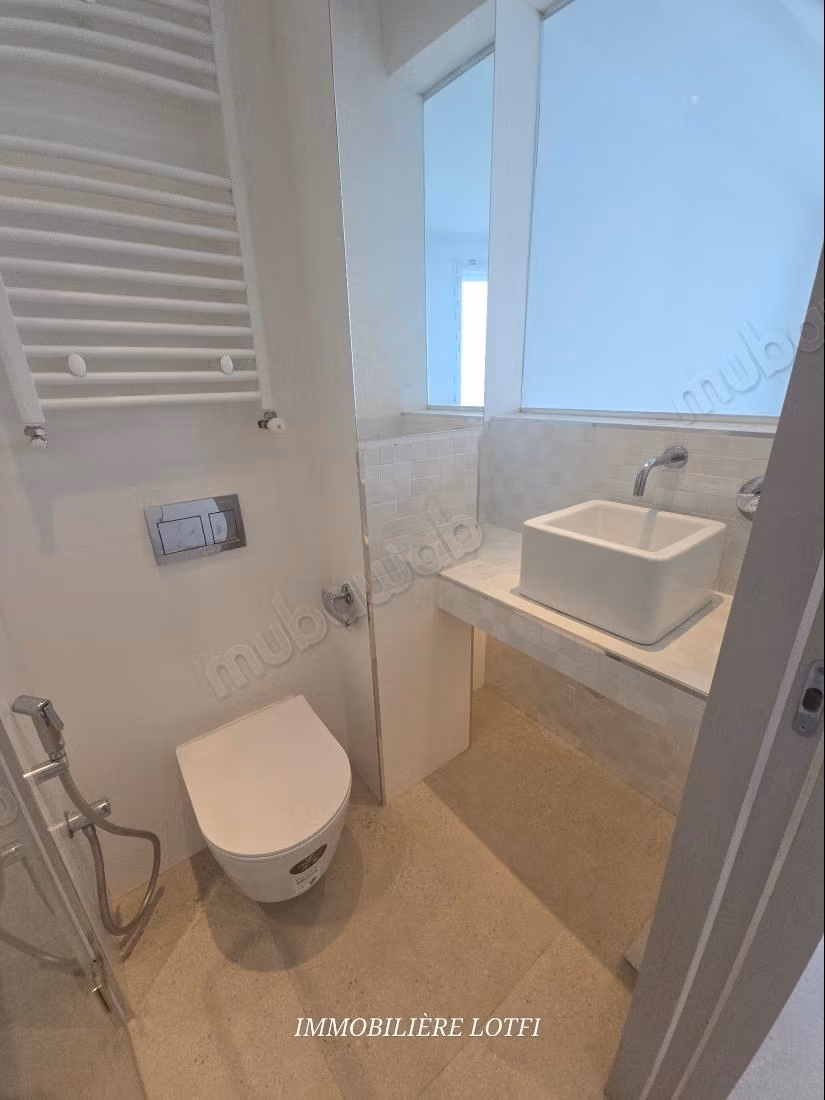Bel appartement en location à Gammarth Supérieur. 2 chambres. Environnement calme avec vue mer, chauffage central