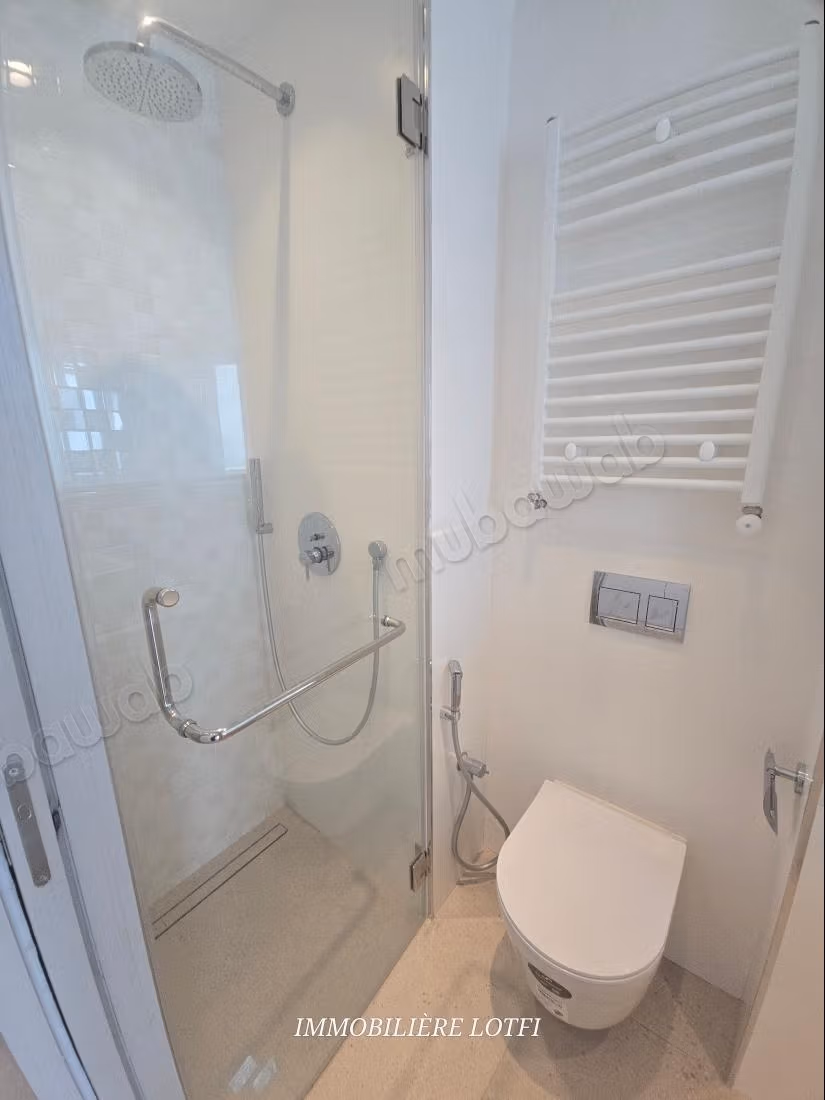 Bel appartement en location à Gammarth Supérieur. 2 chambres. Environnement calme avec vue mer, chauffage central