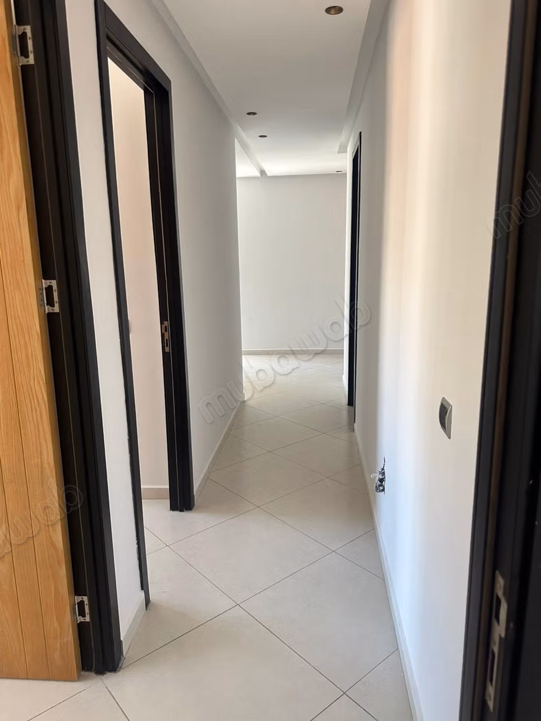 Empty apartment for rent Golf 91m²