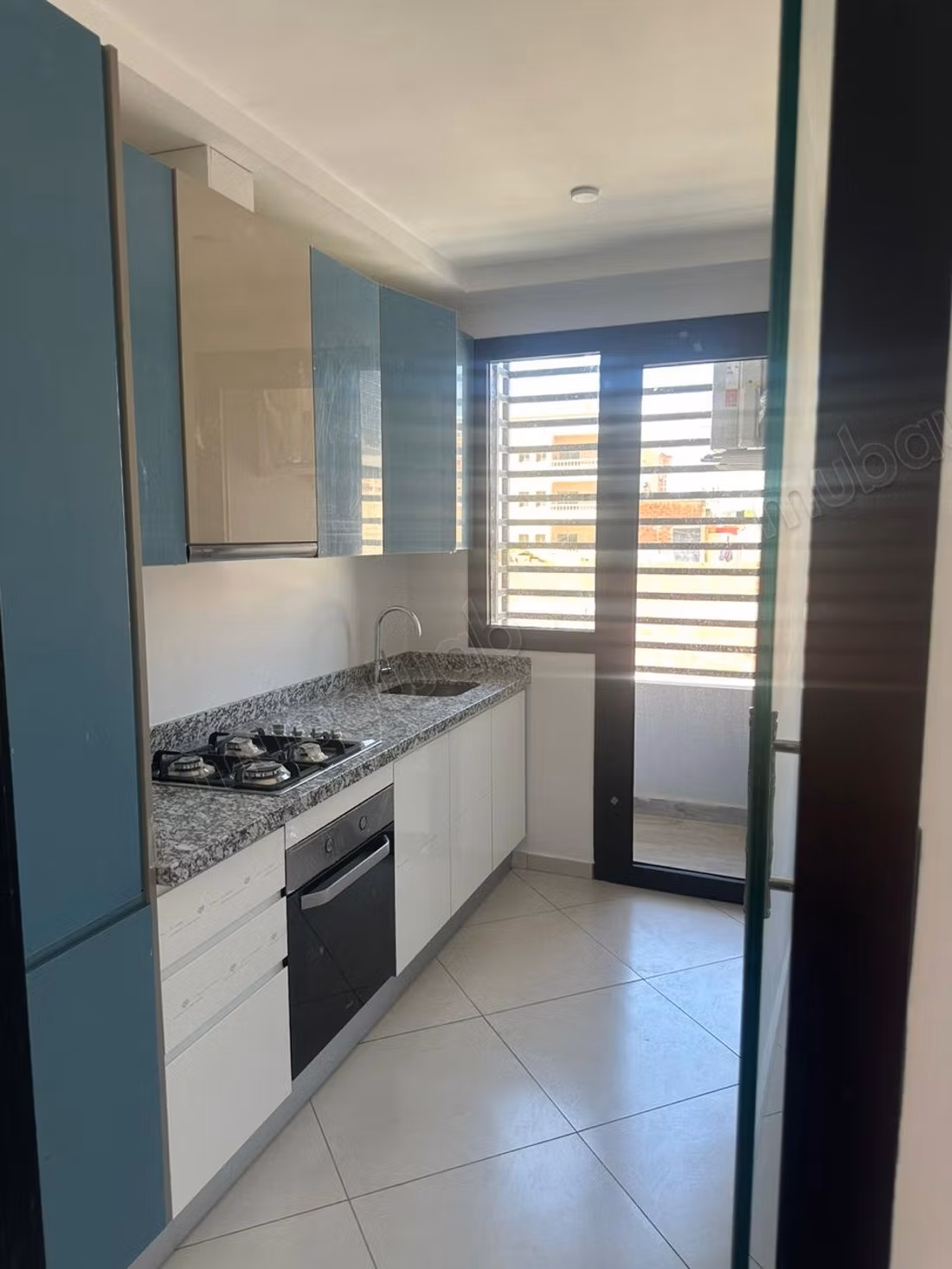 Empty apartment for rent Golf 91m²