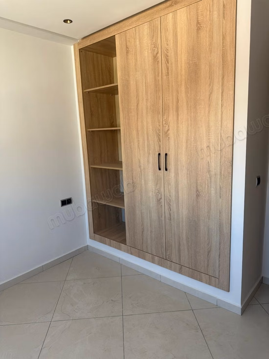 Empty apartment for rent Golf 91m²