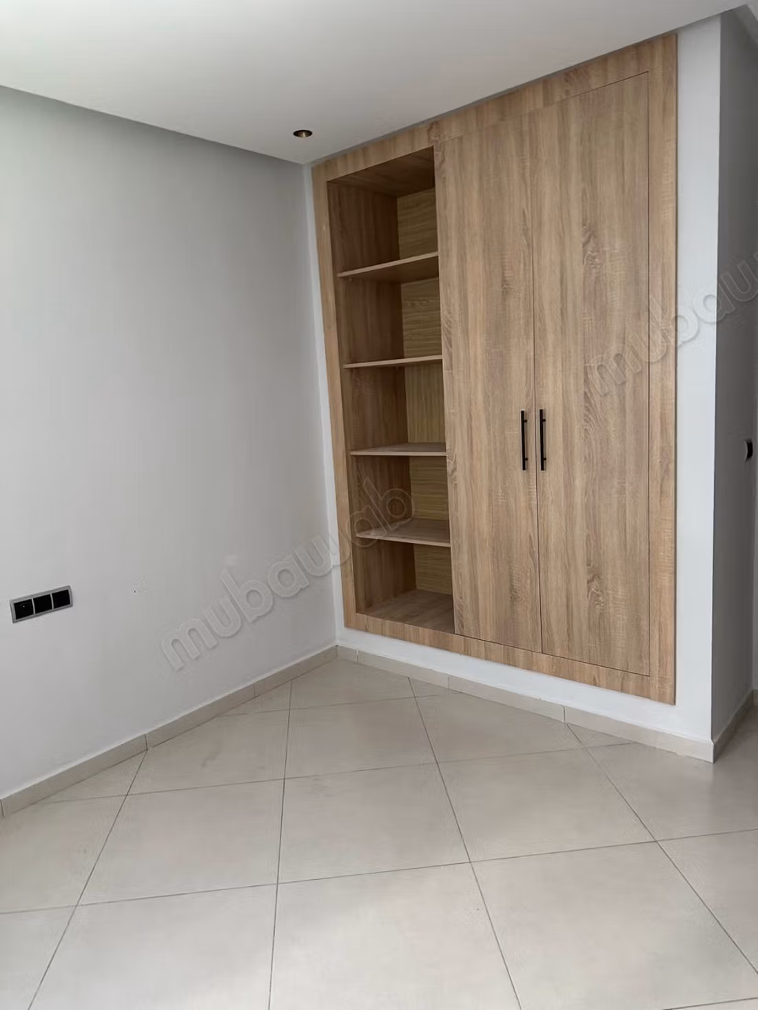 Empty apartment for rent Golf 91m²