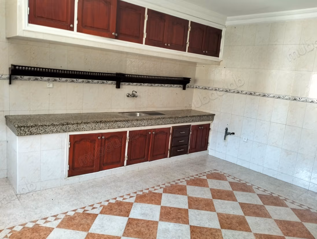 Sontuosa villa in affitto a Hay Nahda. Superficie totale di 160 m². Vista eccezionale sulla montagna, finestre a doppio vetro