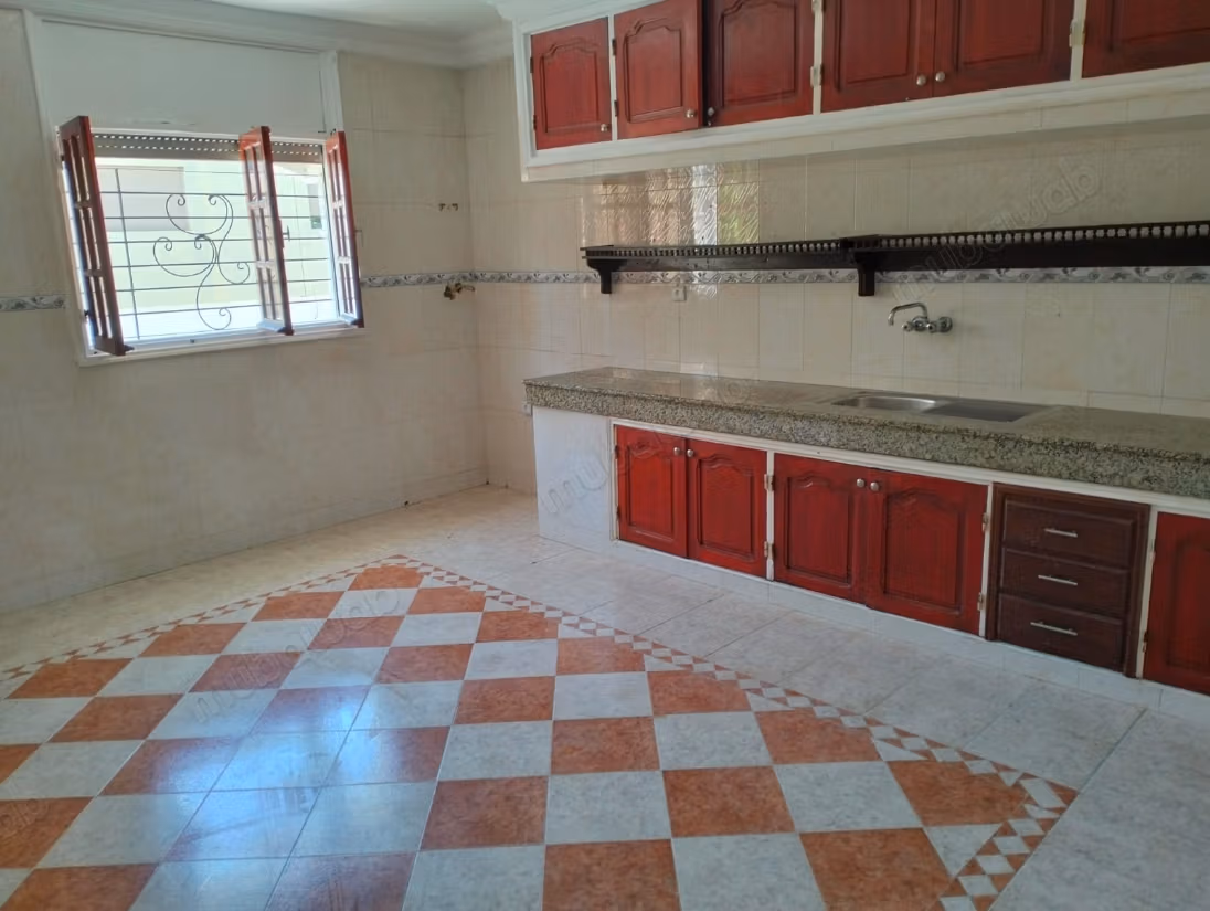 Sontuosa villa in affitto a Hay Nahda. Superficie totale di 160 m². Vista eccezionale sulla montagna, finestre a doppio vetro