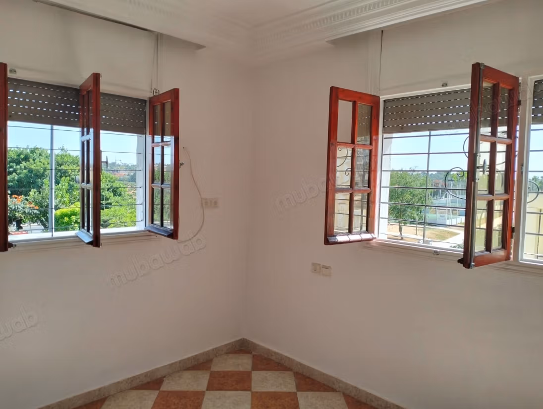 Sontuosa villa in affitto a Hay Nahda. Superficie totale di 160 m². Vista eccezionale sulla montagna, finestre a doppio vetro