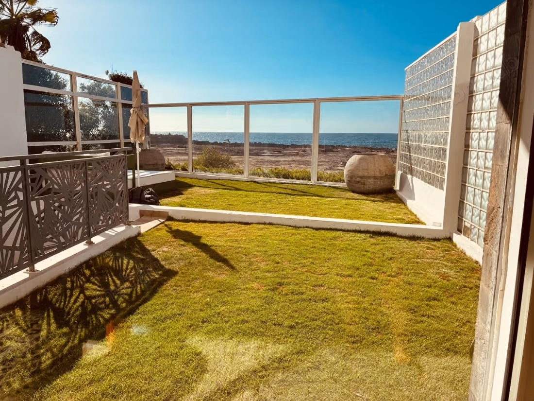Villa nuova fronte mare in affitto - vuota