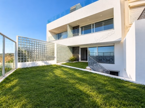 Villa neuve en front de mer à louer – vide