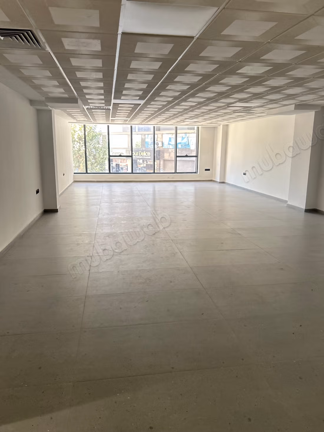 Uffici in affitto a Maamora. Superficie di 90 m². Portineria e aria condizionata