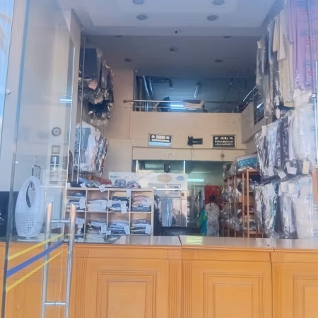 Commercial space for sale in Bourgogne Ouest. Total area 121 m². Concierge service.