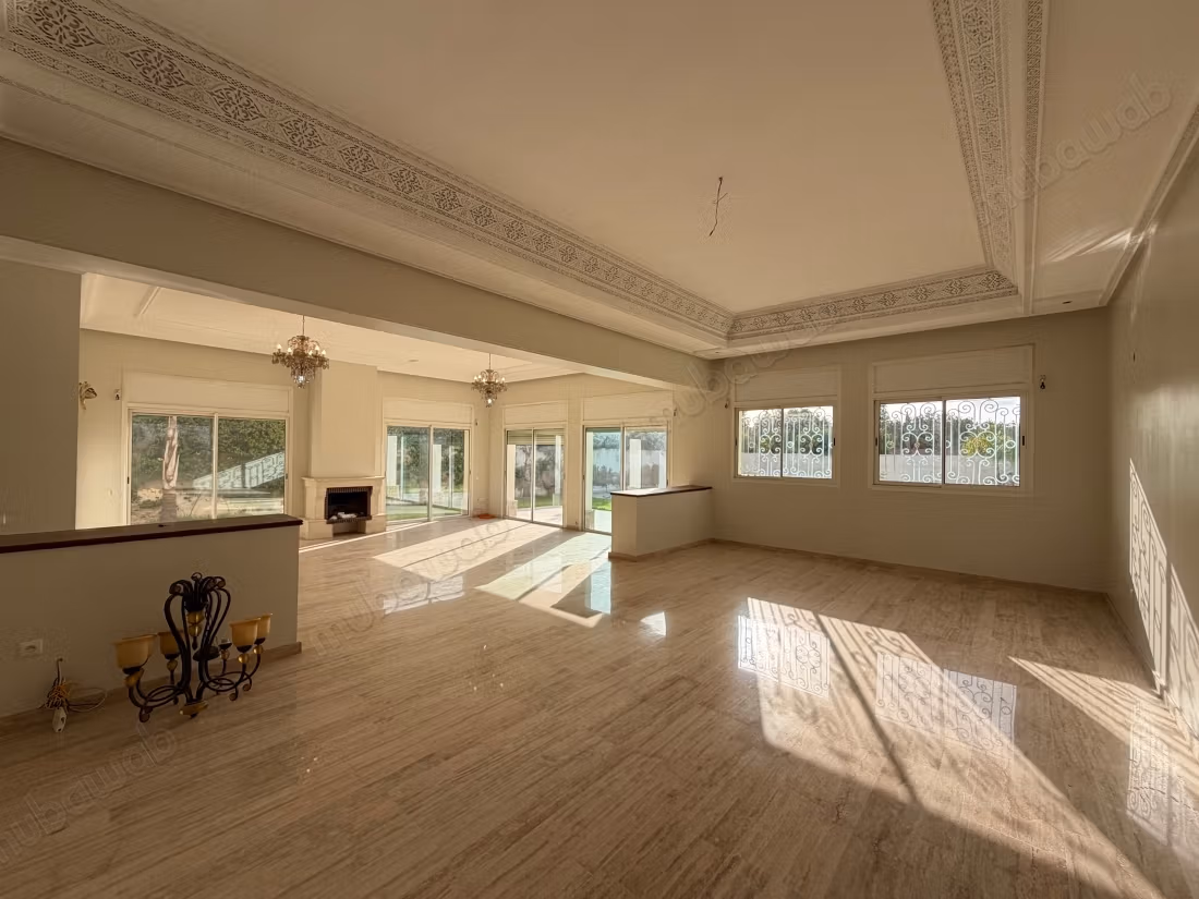 4 Bedroom Empty Villa with Pool for Rent in California