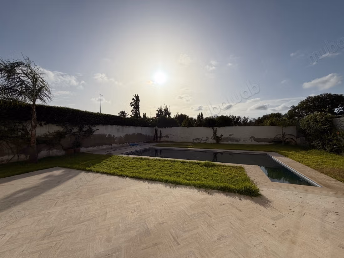 4 Bedroom Empty Villa with Pool for Rent in California
