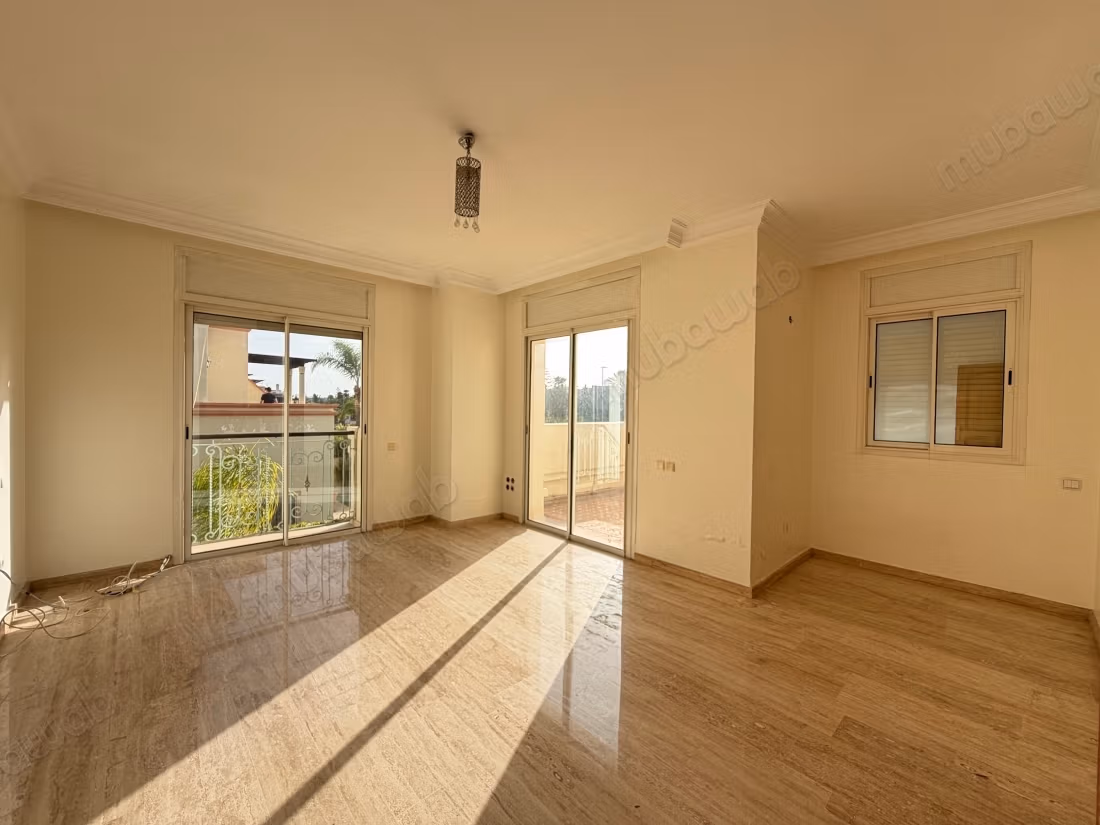 4 Bedroom Empty Villa with Pool for Rent in California