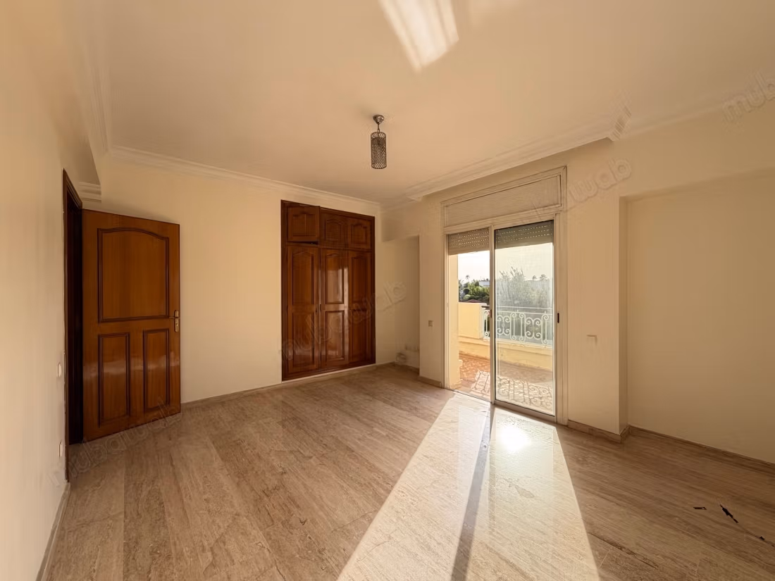 4 Bedroom Empty Villa with Pool for Rent in California