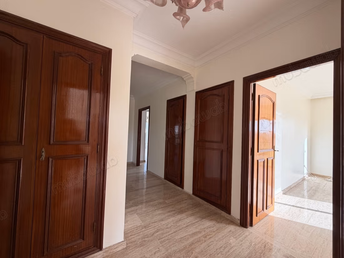4 Bedroom Empty Villa with Pool for Rent in California