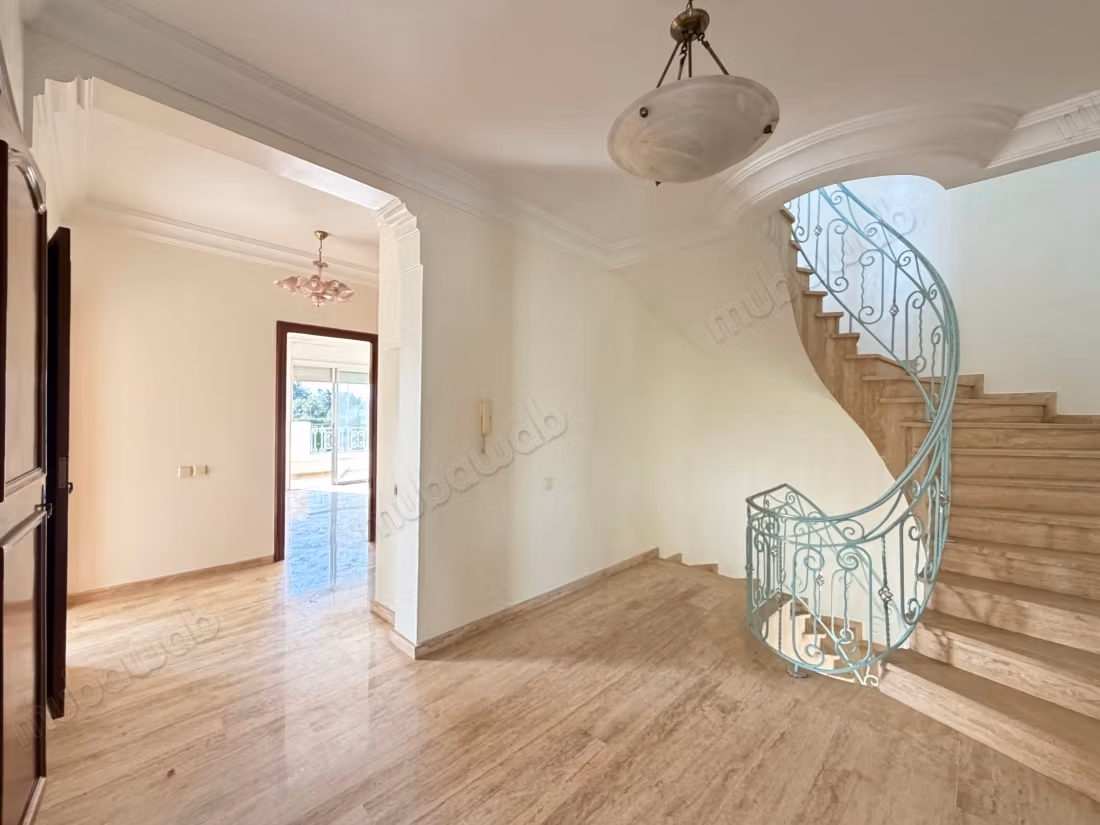 4 Bedroom Empty Villa with Pool for Rent in California