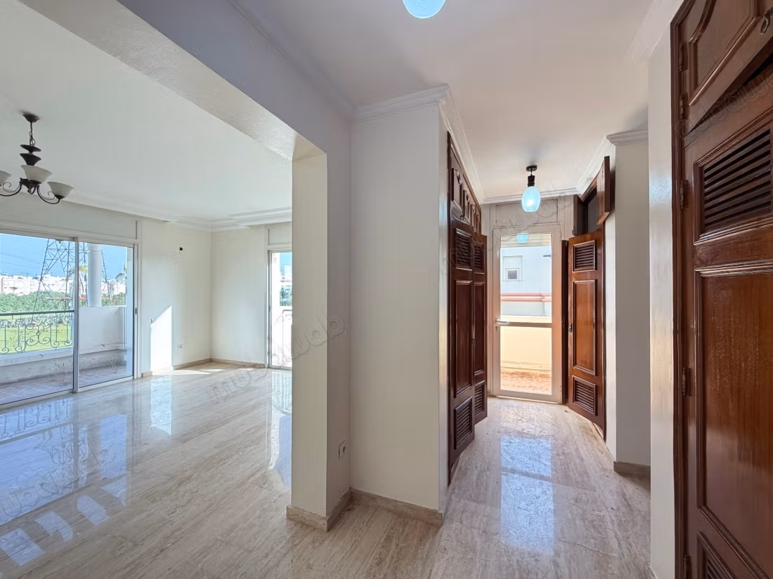 4 Bedroom Empty Villa with Pool for Rent in California