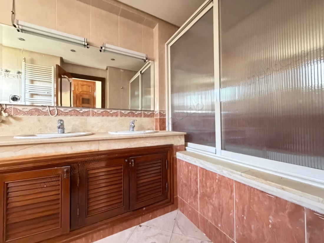 4 Bedroom Empty Villa with Pool for Rent in California