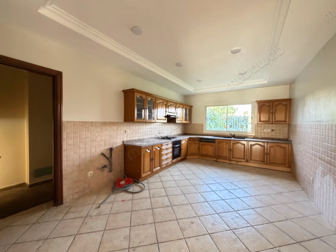 4 Bedroom Empty Villa with Pool for Rent in California