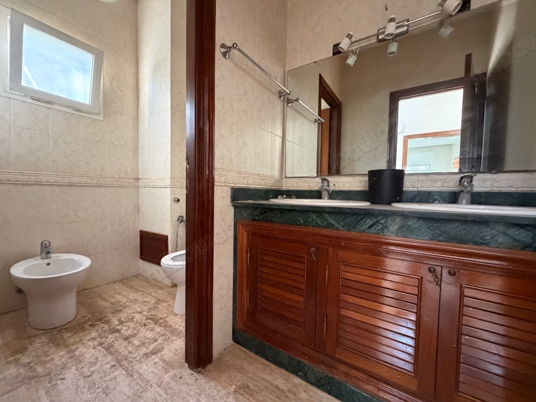 4 Bedroom Empty Villa with Pool for Rent in California