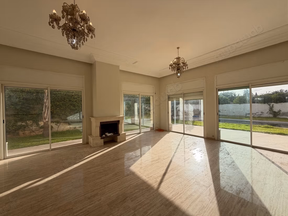 4 Bedroom Empty Villa with Pool for Rent in California