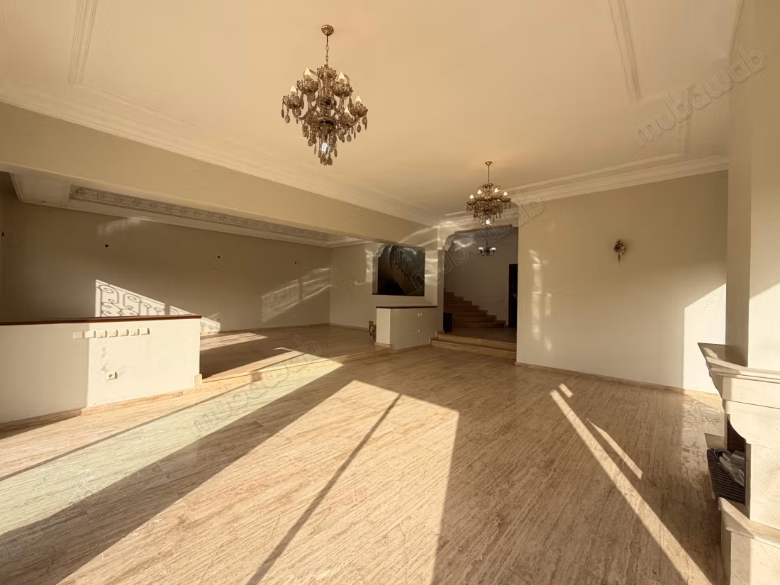 4 Bedroom Empty Villa with Pool for Rent in California