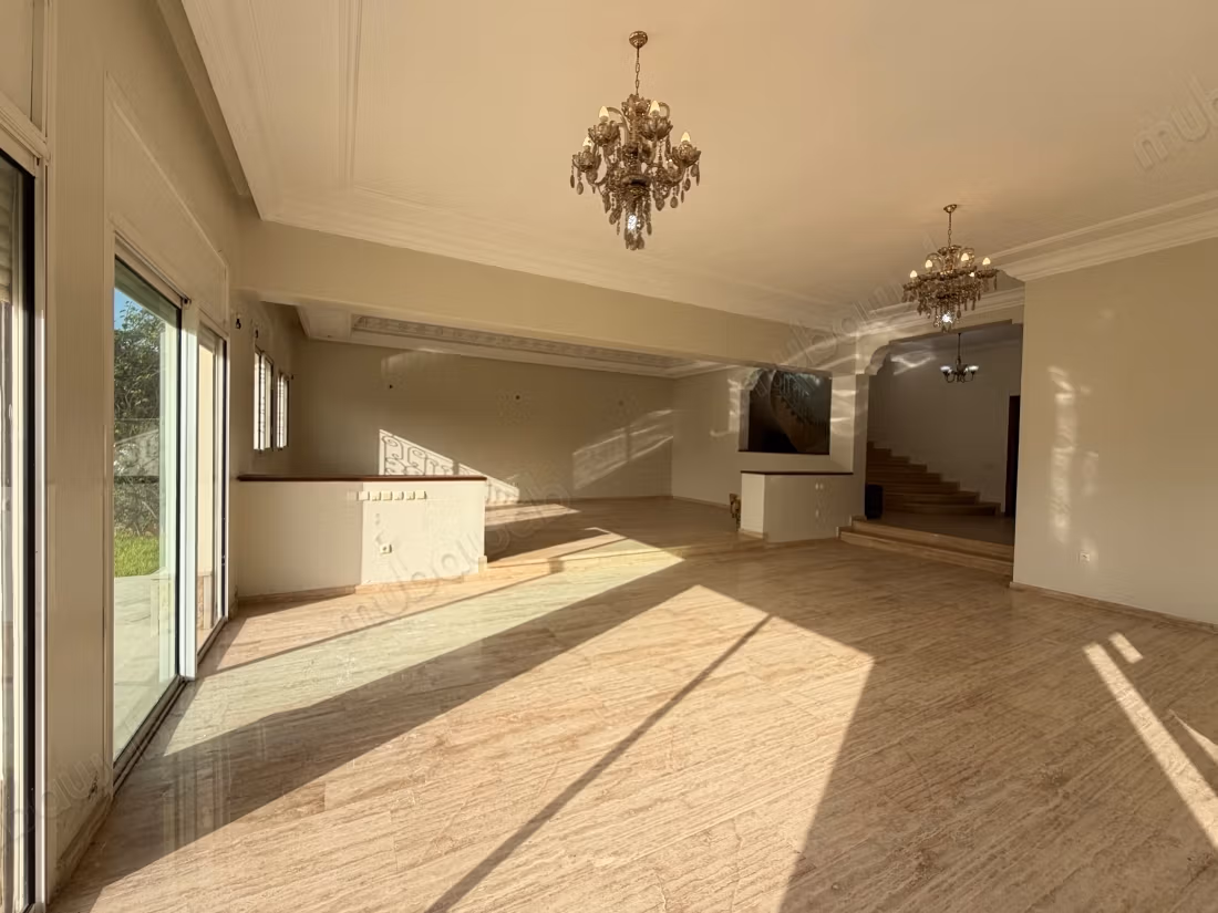 4 Bedroom Empty Villa with Pool for Rent in California
