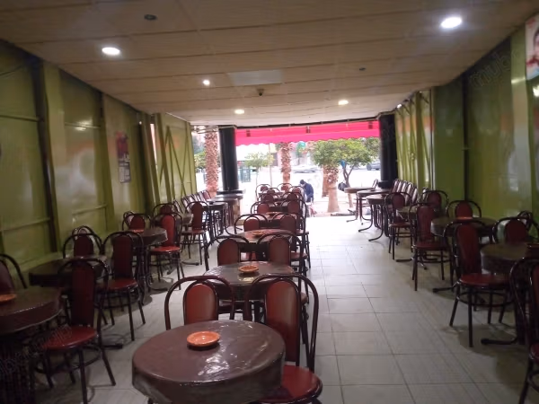 Vend local commercial à Hay Al Haouz. Superficie 70 m². Porte blindée et résidence sécurisée