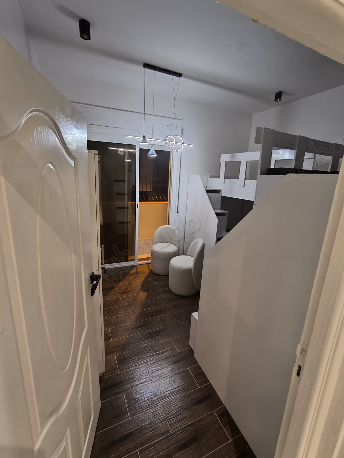 Beautiful room for rent at Branes 1. Surface of 35 m². Furnished