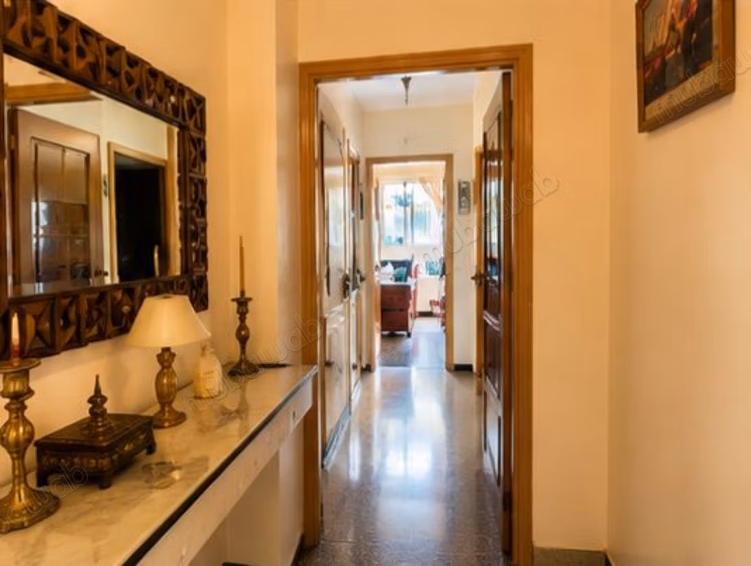 Appartement à l'achat à Hay El Menzah.
Surface totale 124 m².
Meublé