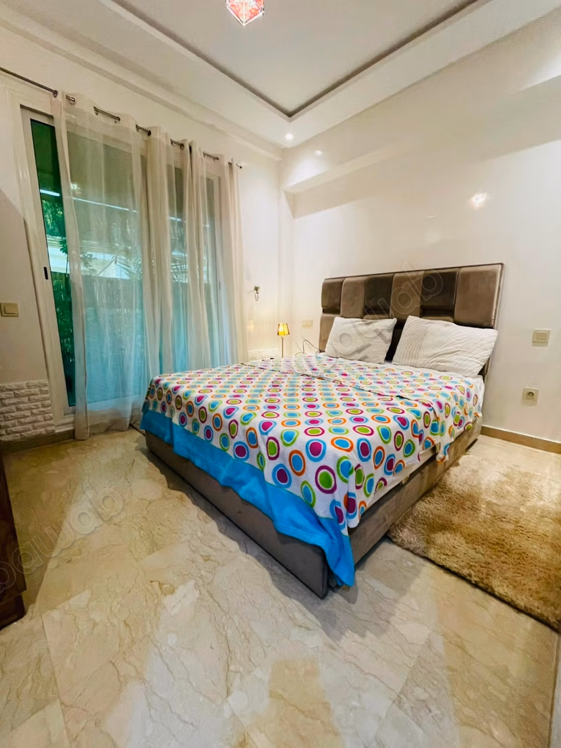 Bel appartement en location à Bourgogne Est. 
2 chambres. 
Bien meublé