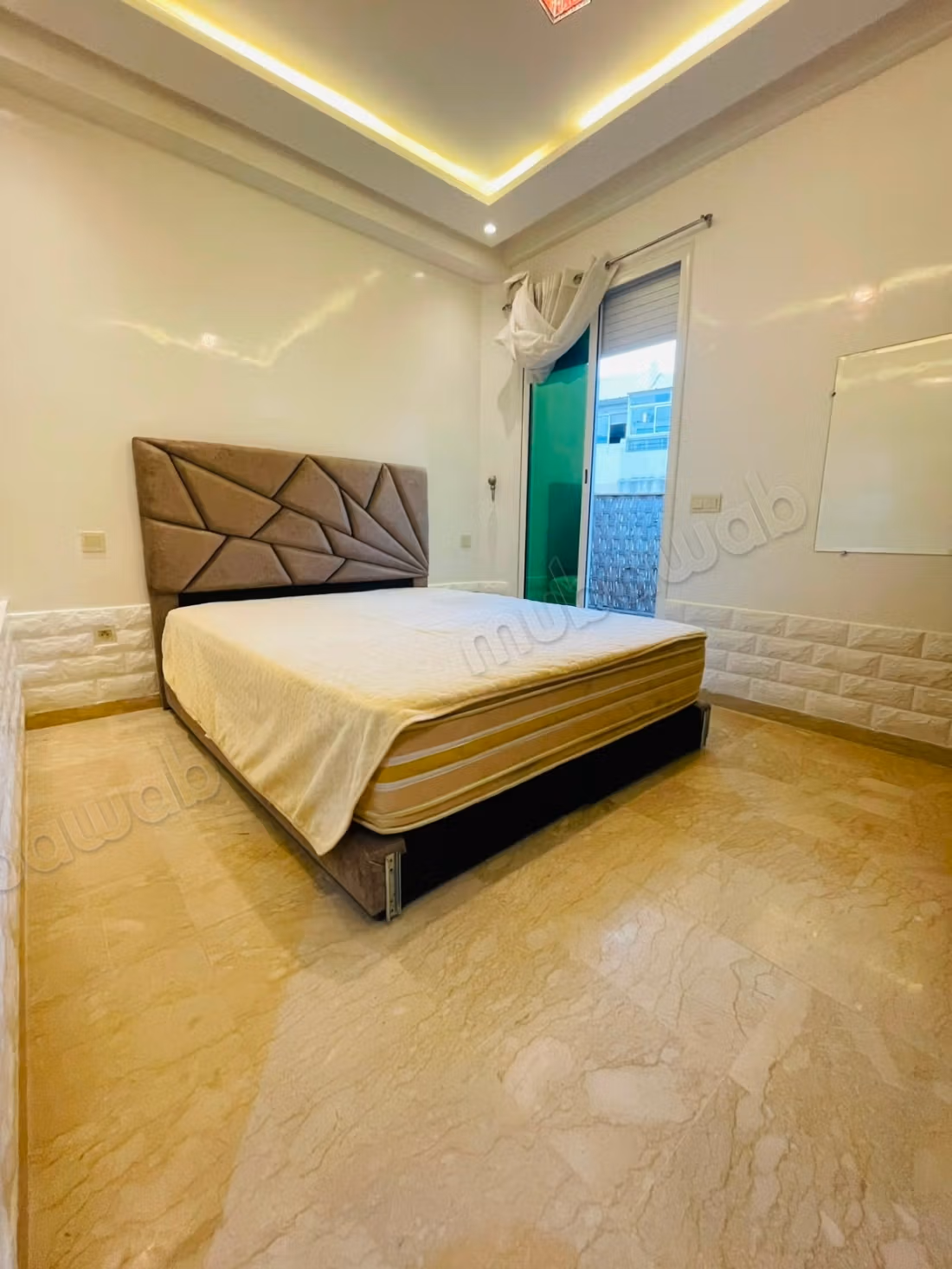 Bel appartement en location à Bourgogne Est. 
2 chambres. 
Bien meublé