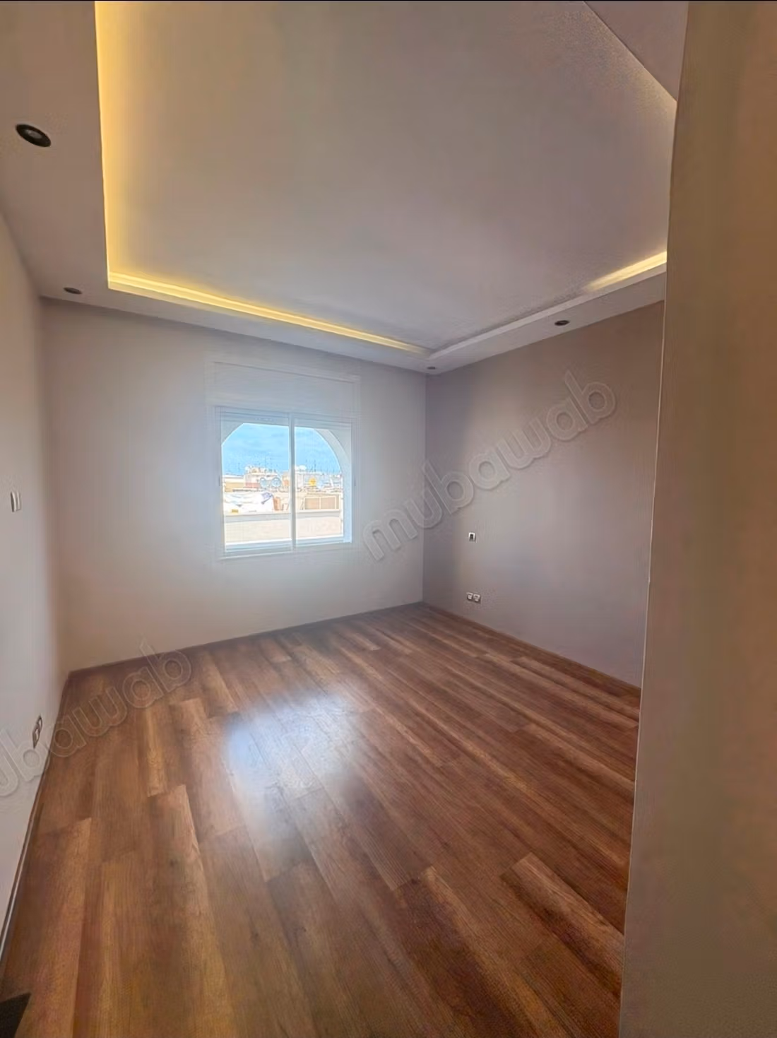 Bel appartement en location à Triangle d'Or. 5ème et dernier étage avec vue dégagée