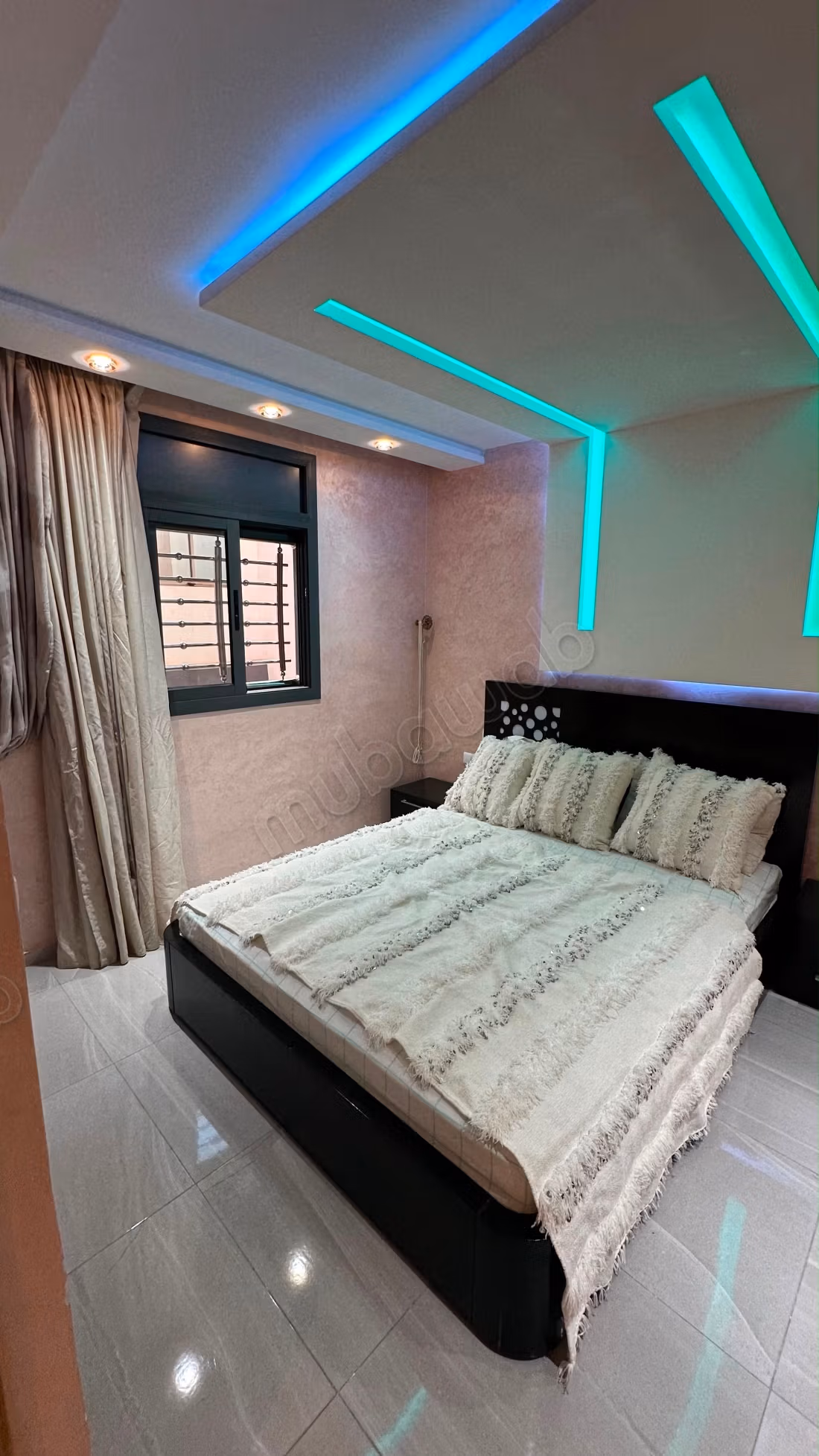 Maison à vendre à Sidi Hajji. Surface totale 258 m². Salon traditionnel marocain, résidence sécurisée