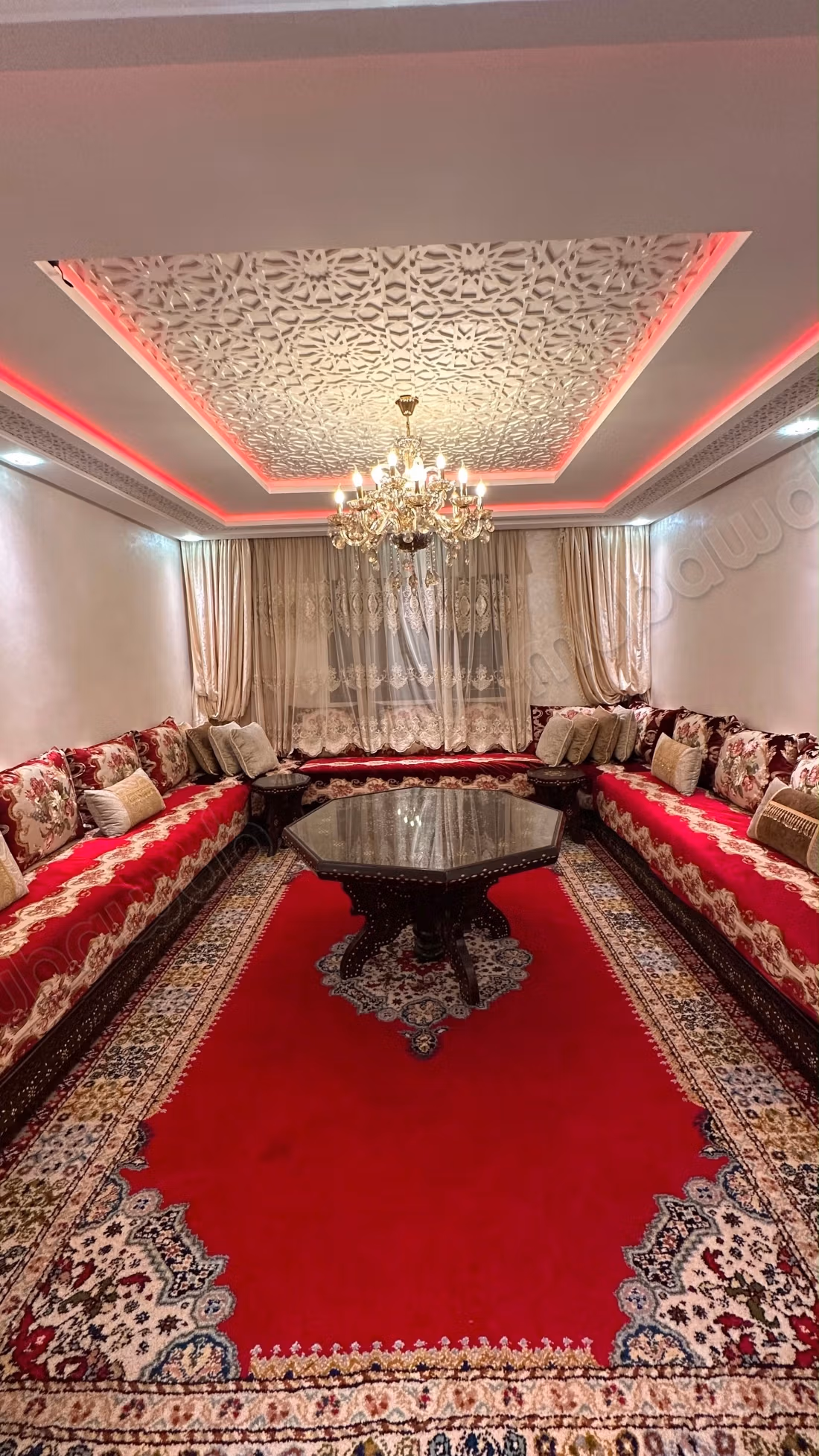 Maison à vendre à Sidi Hajji. Surface totale 258 m². Salon traditionnel marocain, résidence sécurisée