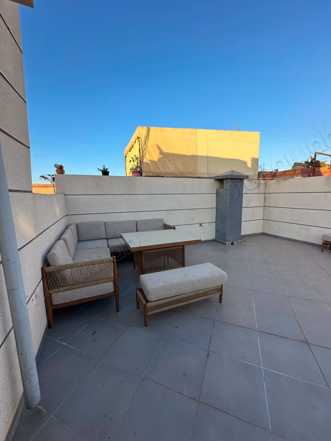 Maison à vendre à Sidi Hajji. Surface totale 258 m². Salon traditionnel marocain, résidence sécurisée