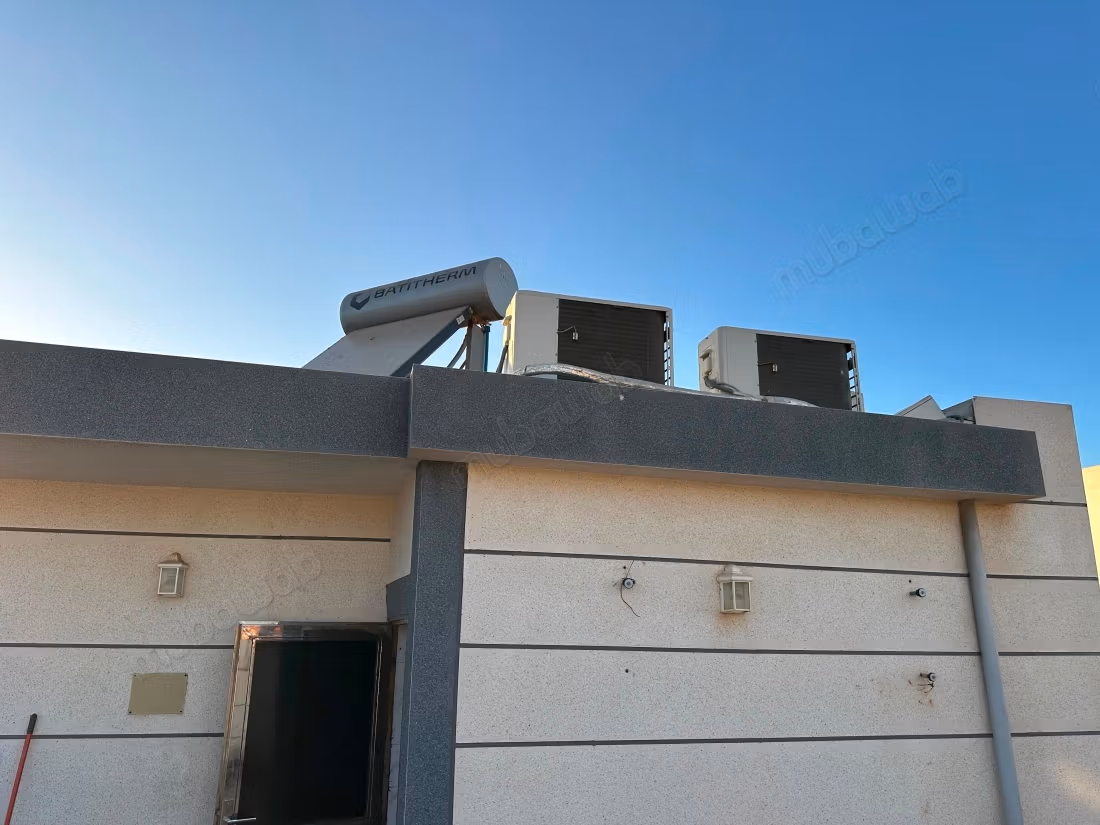 Maison à vendre à Sidi Hajji. Surface totale 258 m². Salon traditionnel marocain, résidence sécurisée