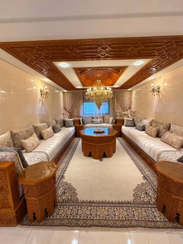 Maison à vendre à Sidi Hajji. Surface totale 258 m². Salon traditionnel marocain, résidence sécurisée