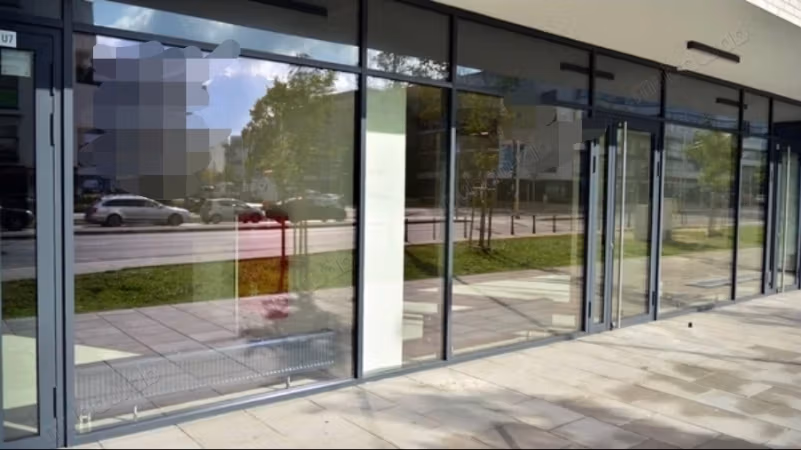 Local commercial idéal pour restaurant ou autre activité en location à Ain Diab.
Surface totale 246 m²