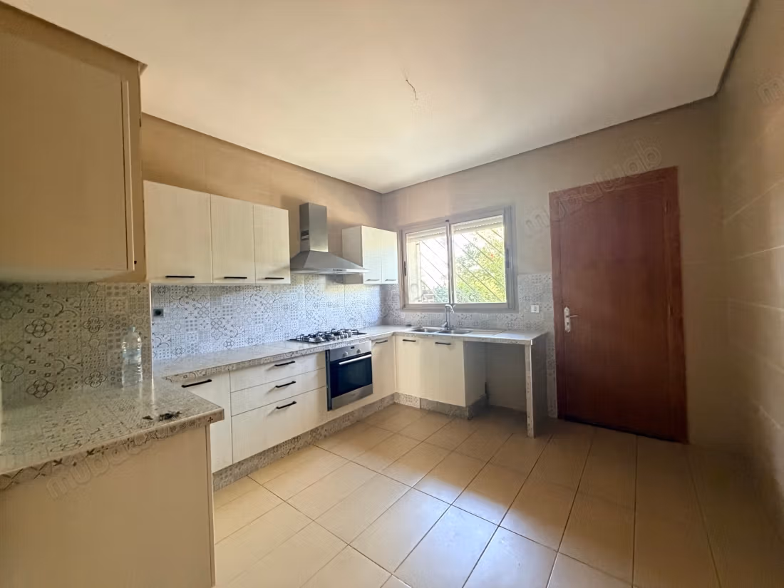Posizione villa di alto standing a Ville Verte. Superficie totale di 395 m². Salotto marocchino tipico, residenza sicura