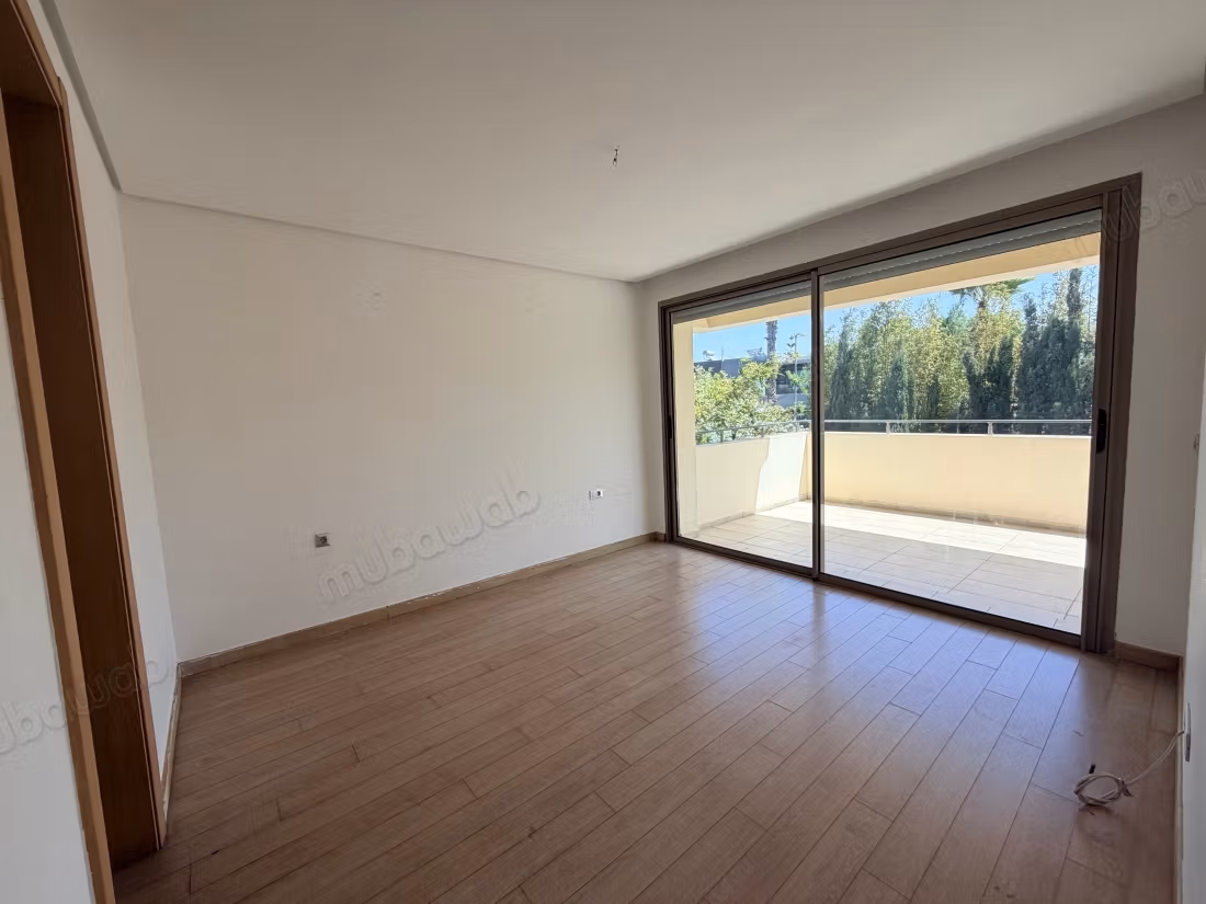 Posizione villa di alto standing a Ville Verte. Superficie totale di 395 m². Salotto marocchino tipico, residenza sicura