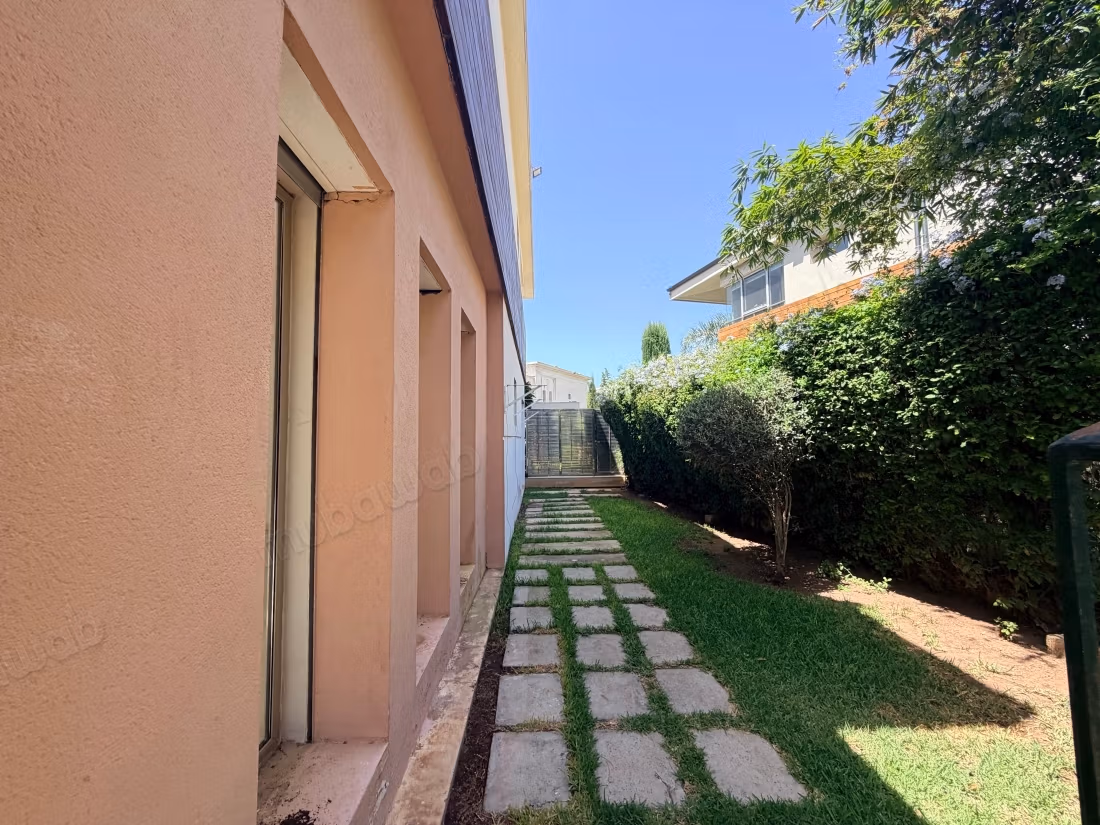 Posizione villa di alto standing a Ville Verte. Superficie totale di 395 m². Salotto marocchino tipico, residenza sicura