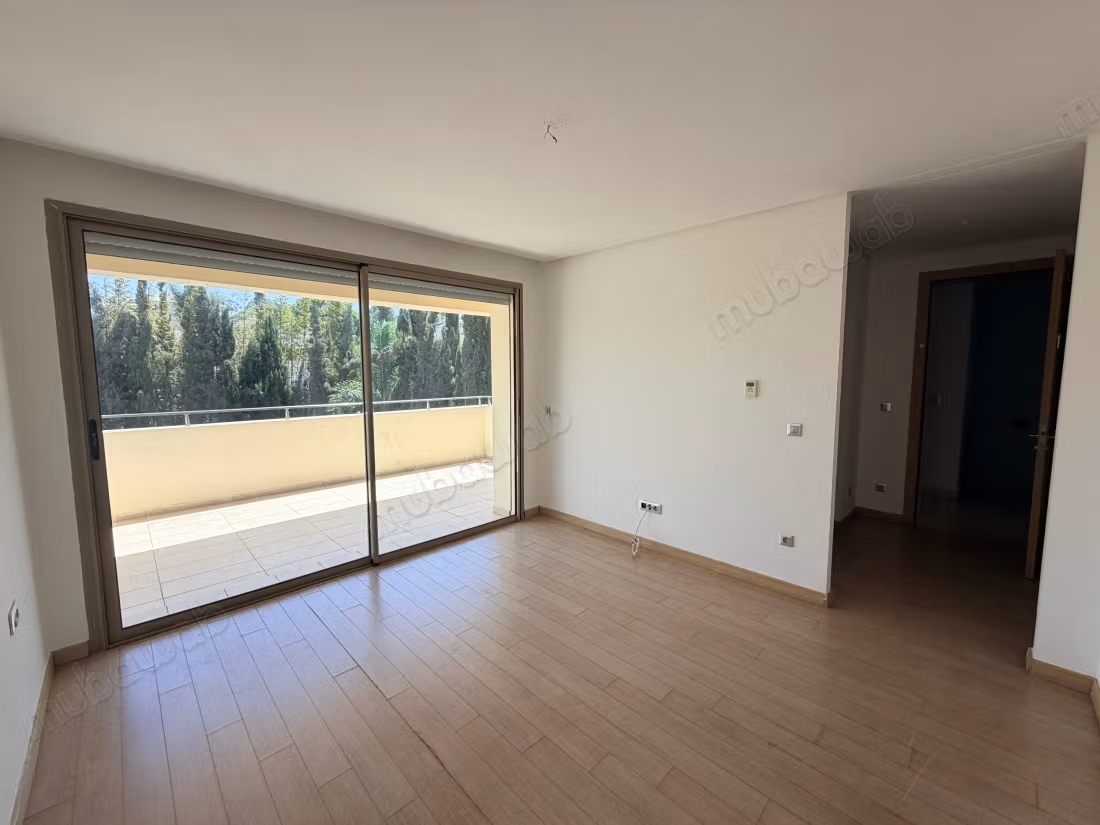 Posizione villa di alto standing a Ville Verte. Superficie totale di 395 m². Salotto marocchino tipico, residenza sicura