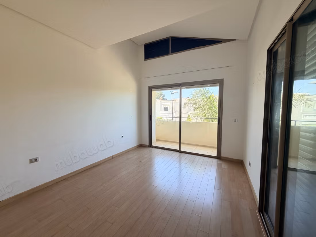 Posizione villa di alto standing a Ville Verte. Superficie totale di 395 m². Salotto marocchino tipico, residenza sicura