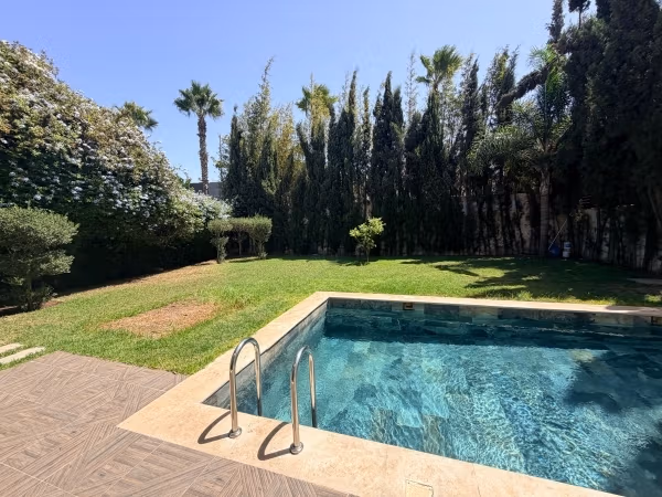 Posizione villa di alto standing a Ville Verte. Superficie totale di 395 m². Salotto marocchino tipico, residenza sicura