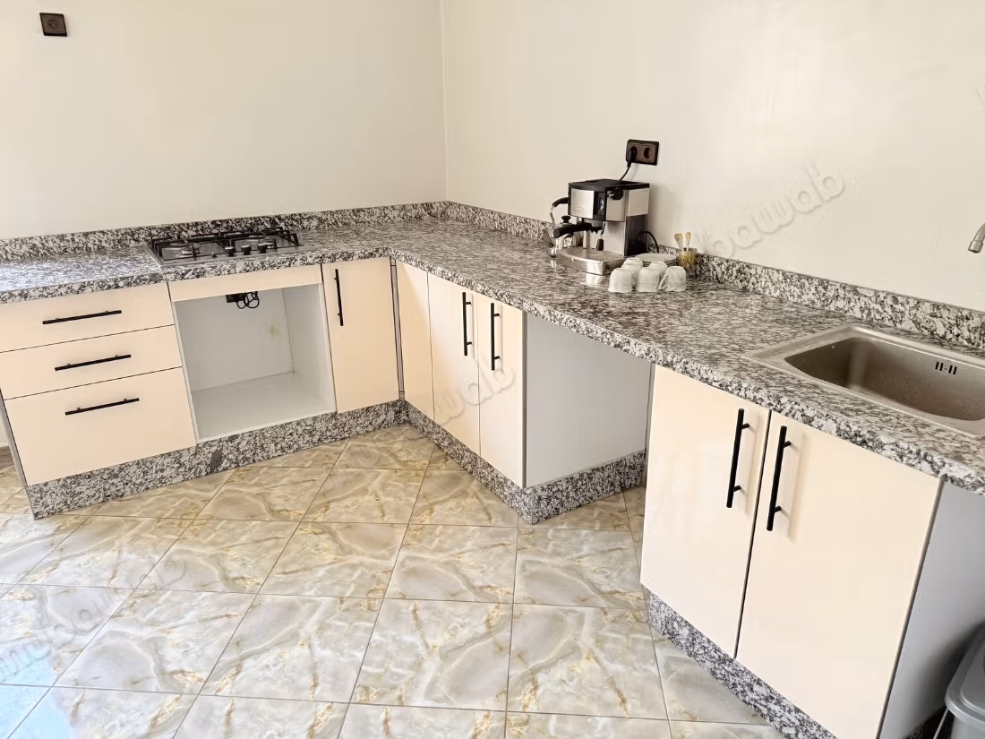 Appartement à louer à Nouvelle Ville. 
3 chambres agréables. 
Cuisine bien équipée