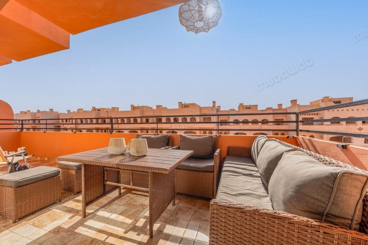 Bell'appartamento arredato con piscina e terrazza