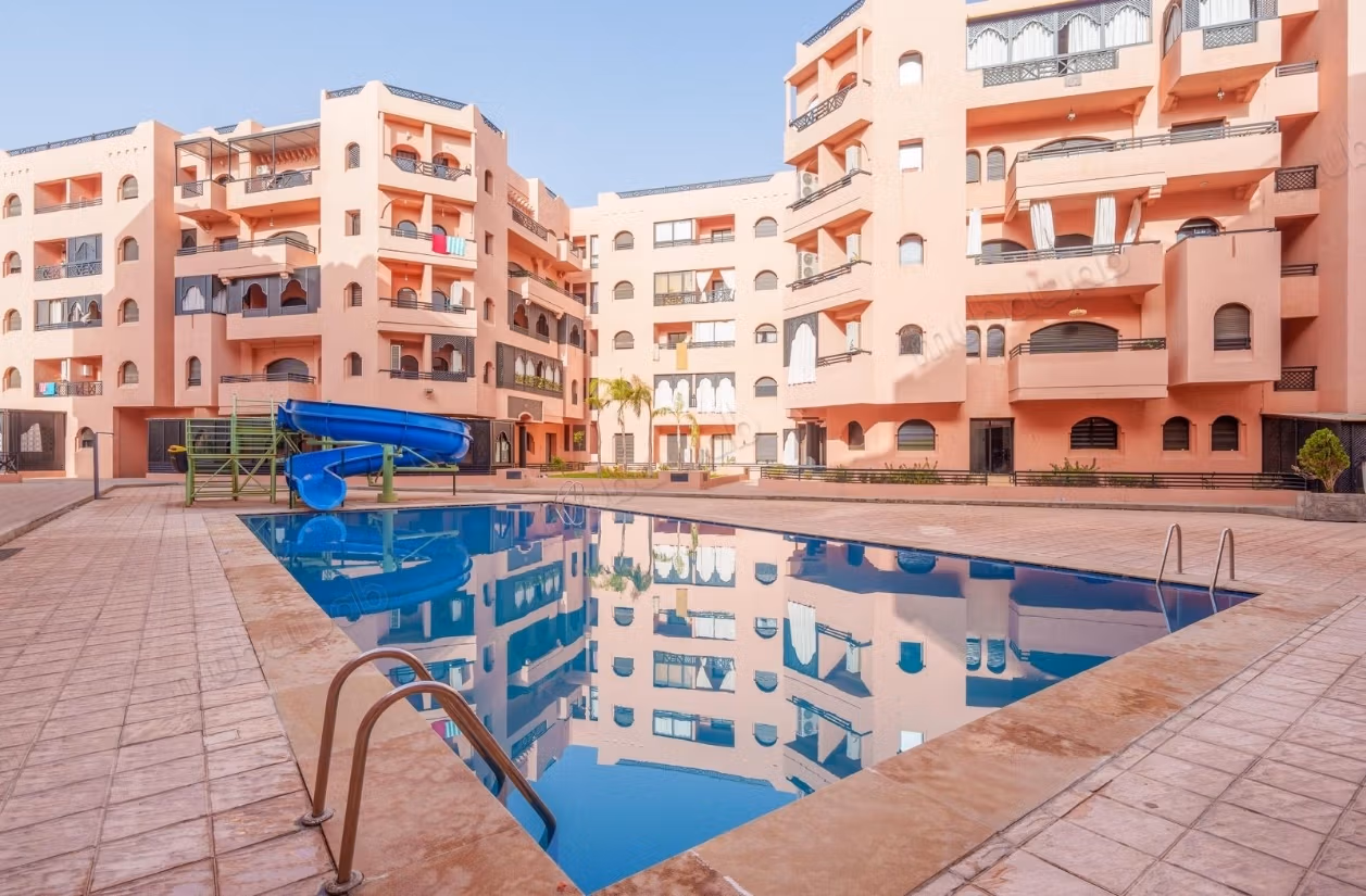 Bell'appartamento arredato con piscina e terrazza
