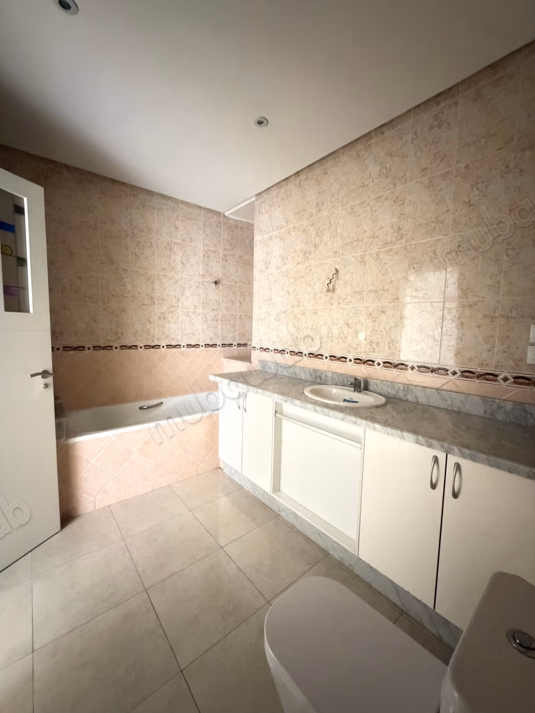 Apartamento en venta en el centro Iris de Tánger. Superficie total 155 m². Puerta blindada y vista al mar