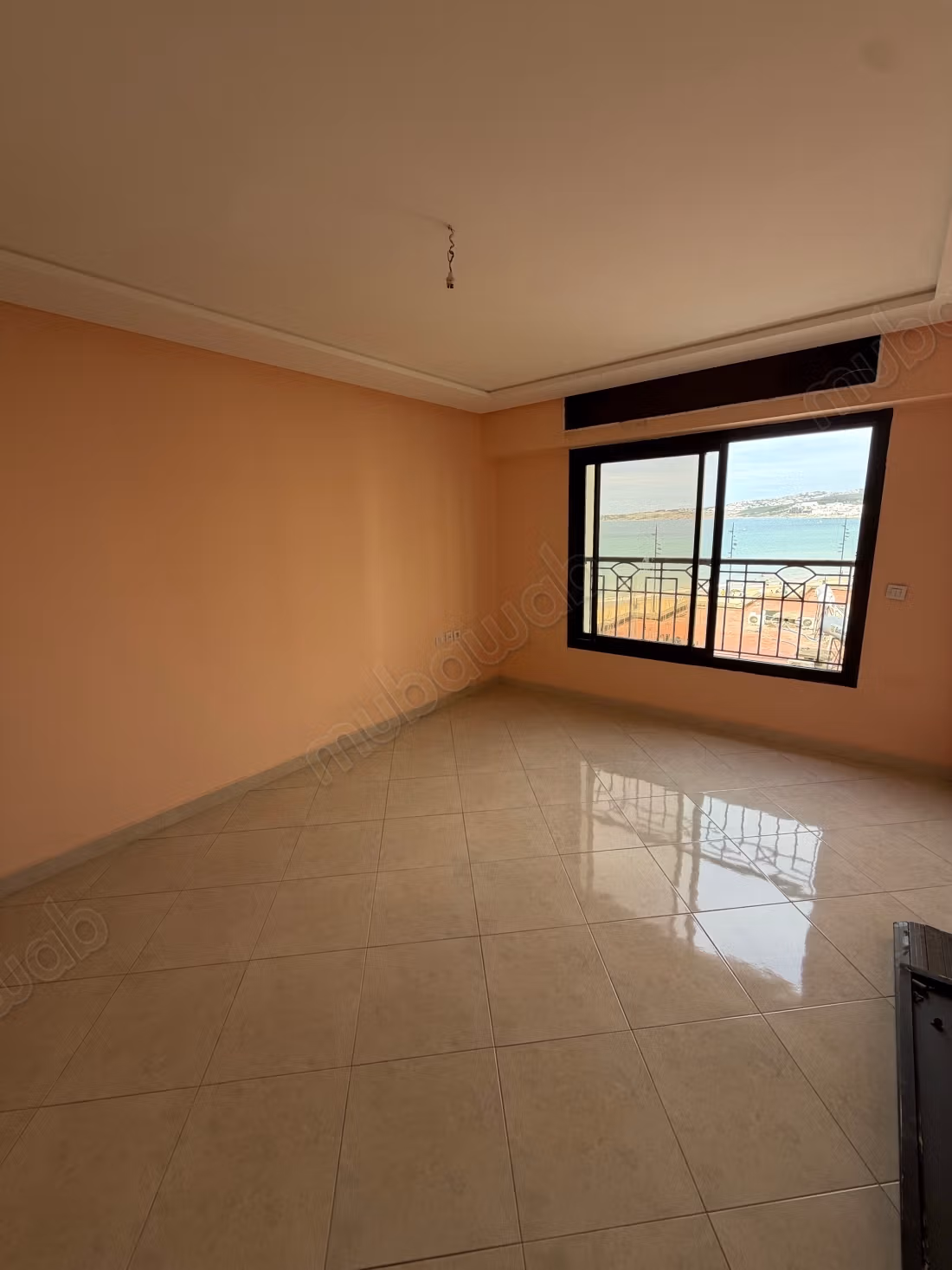 Apartamento en venta en el centro Iris de Tánger. Superficie total 155 m². Puerta blindada y vista al mar