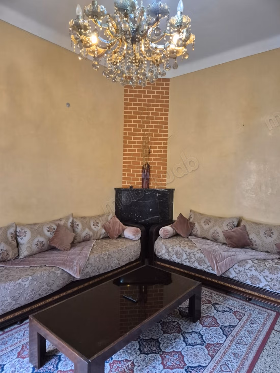Bel appartement en location à Quartier Administratif. 
3 belles chambres. 
Meublé